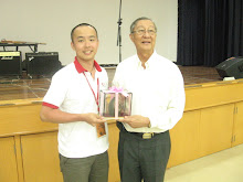 Mr Chee Swee Hoon receiving a souvenior from the participant