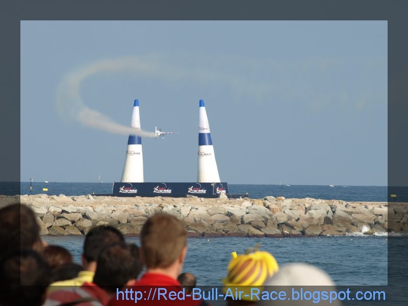 [Red-Bull-Air-Race-avion-pasando-por-cuadro-azul-2.jpg]