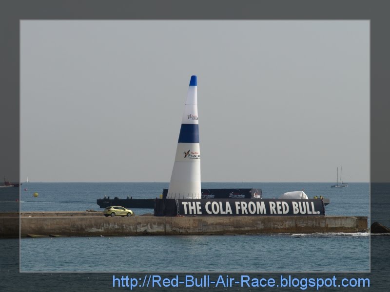 [Puerta-azul-montandose-Red-Bull-Air-Race.jpg]