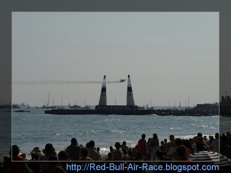 [Avion-Red-Bull-Air-Race-pasando-por-puerta-azul-2.jpg]