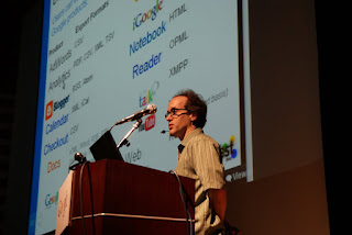 「DevFest 2010 Japan」の基調講演で話すスピーカを示す画像。