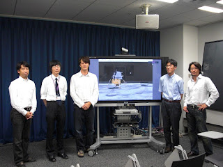 Google EarthのMoonについて行われた記者会見の様子を示す画像。