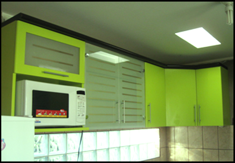 MUEBLES DECORATIBA ADOLFO IBARRA V.: COCINA CON PUERTAS EN VIDRIO CON