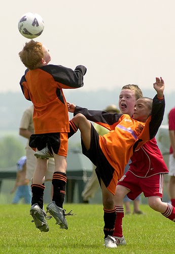 http://4.bp.blogspot.com/_EO1dIYI9oCc/THgMKom7vCI/AAAAAAAAAAM/iWHqlmco34w/s1600/kid-soccer-balls.jpg