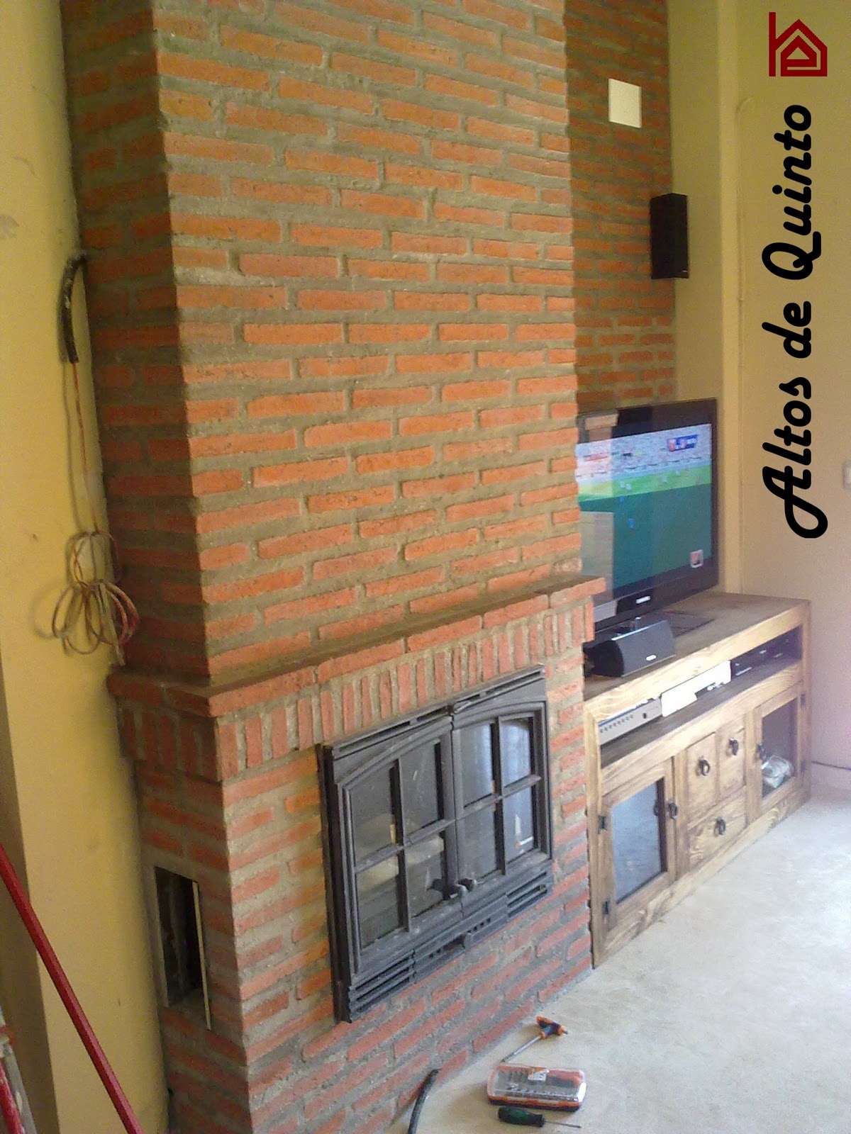 ALTOS DE QUINTO: Revestido de chimenea con ladrillo taco