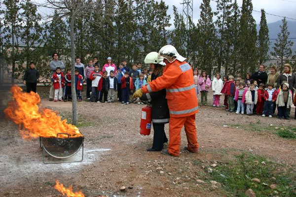 Proteccion Civil de Fuentes formando a los mas pequeños.