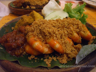 Udang Penyet (Smashed Prawn) Udang Penyet