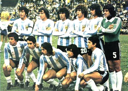 selección argentina 1978 arriba de izquierda a derecha:Passarella,Bertoni,Olguin,Tarantini,Kempes,Fillol.Abajo:Gallego,Ardiles,Luque,Ortiz y Galván.