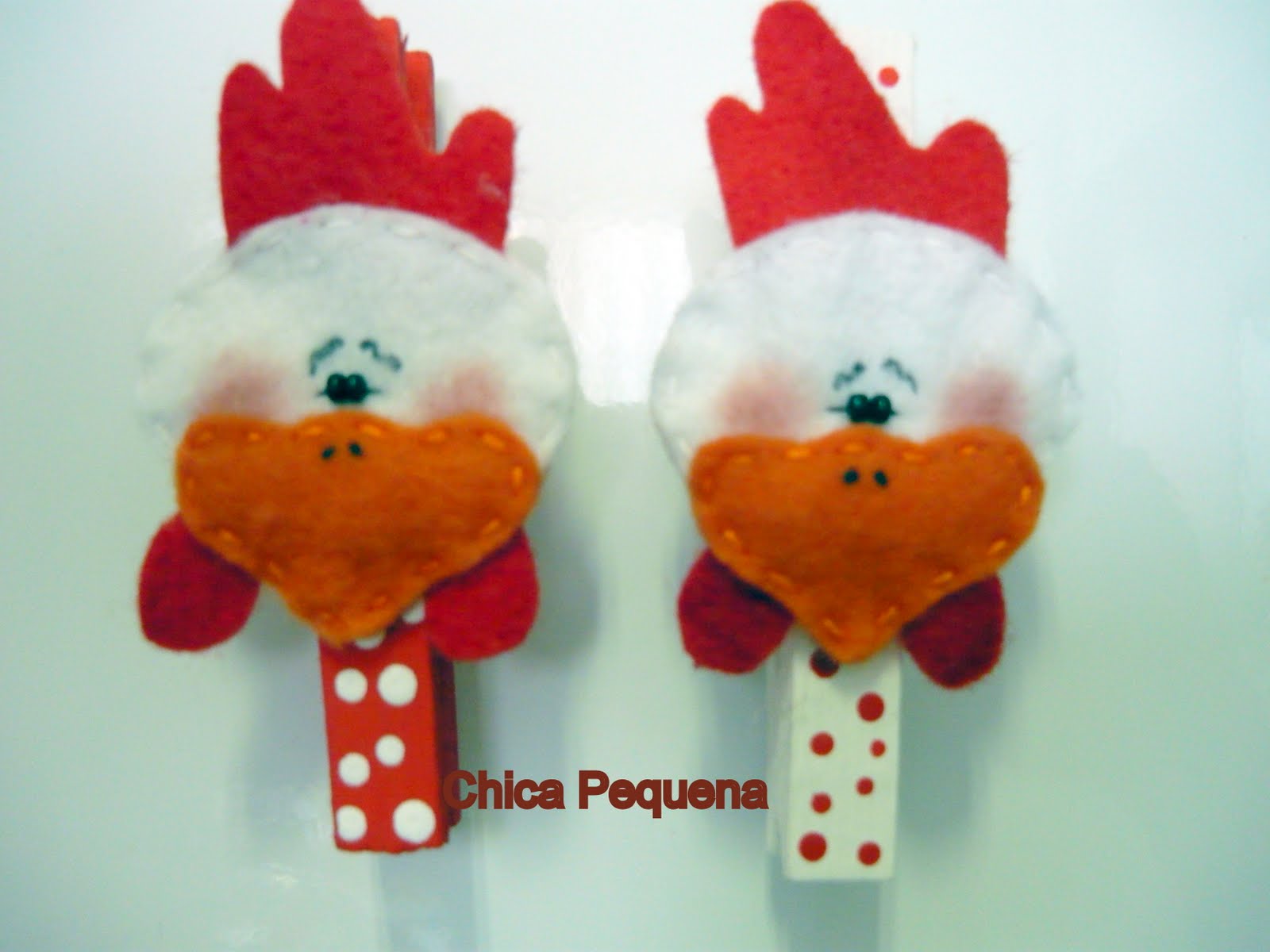 Chica Pequena Artesanato com prendedor de roupa, imã de geladeira Chica Pequena Artesanato com prendedor de roupa, imã de geladeira