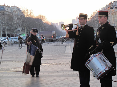 Ravivage de la flamme à l'arc de triomphe