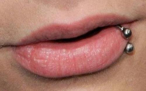 top lip piercings pictures. LIP PIERCING OF TOM 