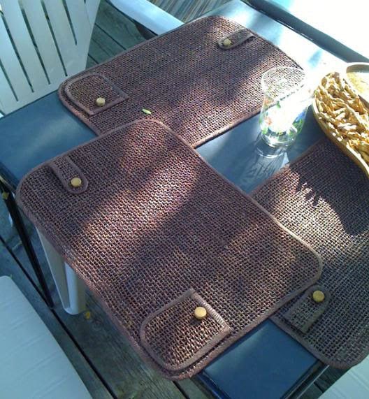 Outdoor Placemats with Windproof Pockets unpressable buttons