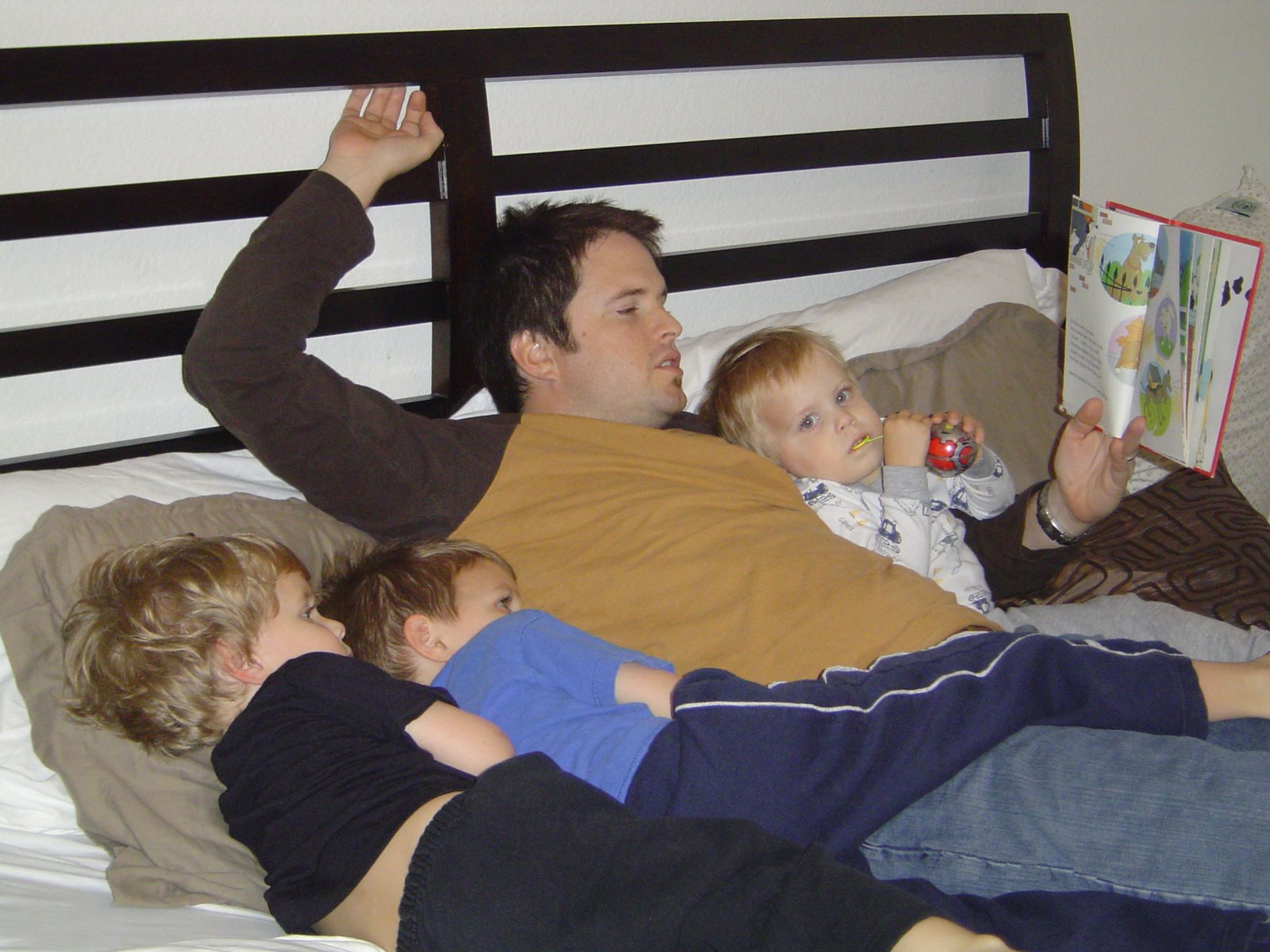 [dad+reading+to+boys.JPG]