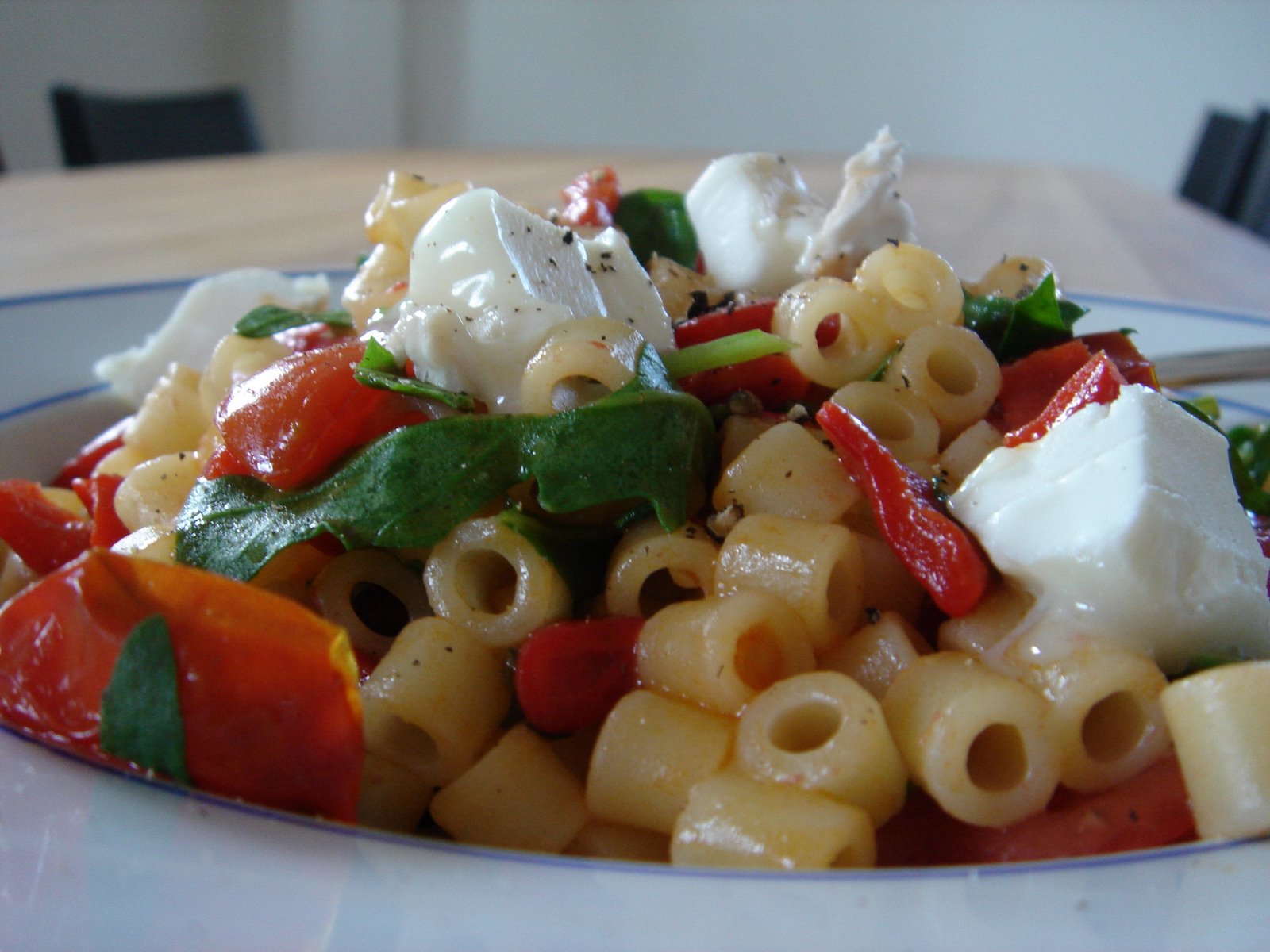 [Pasta+with+roasted+peppers,+rocket+and+goat+cheese.JPG]