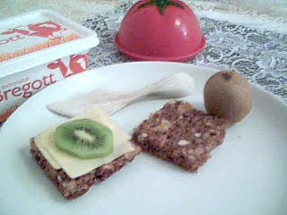 Dinkelbröd med ost och kiwi