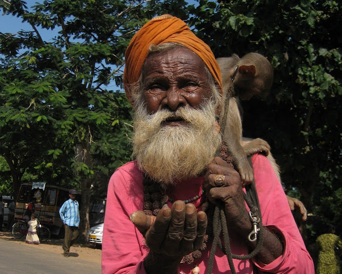 Mahabalipuram - Der gleiche Bettler wie in der Einfuehrungswoche