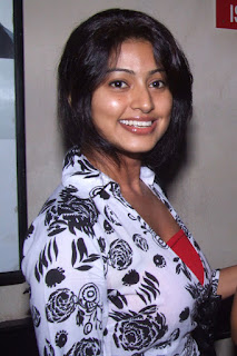 sneha-sineha-sneka-snega-tamil-telugu-homely-smile-queen-actress