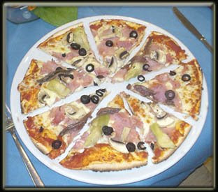 Pizza con jamón y alcachofas