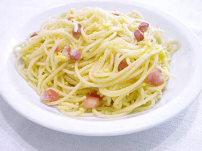 Spaghetti con huevo relleno