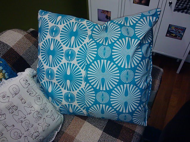 Adventures in Wifedom: Dog Bed! Throw Pillows!