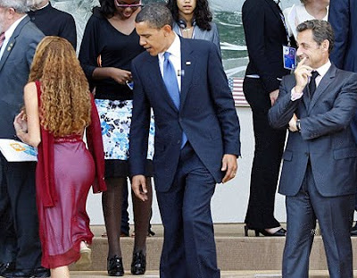 Barack Obama staring at Mayora Tavares butt, US President, Barack Obama looking at butt cheeks, Brazil G8 delegate, White house