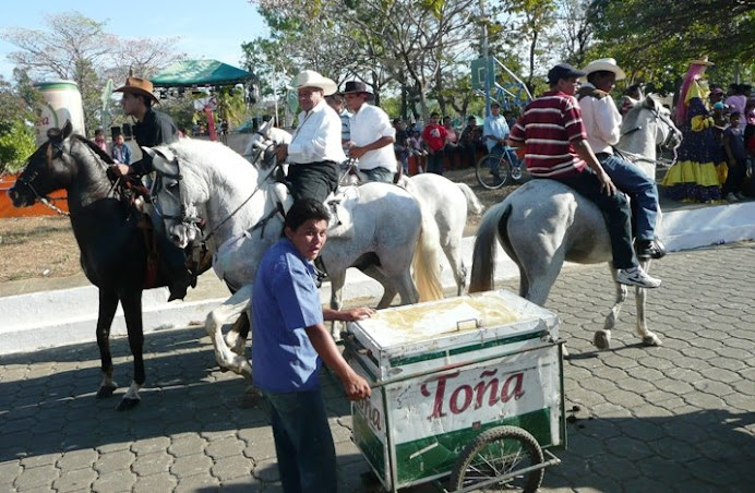Hipica 2; with ubiquitous Tona vendor