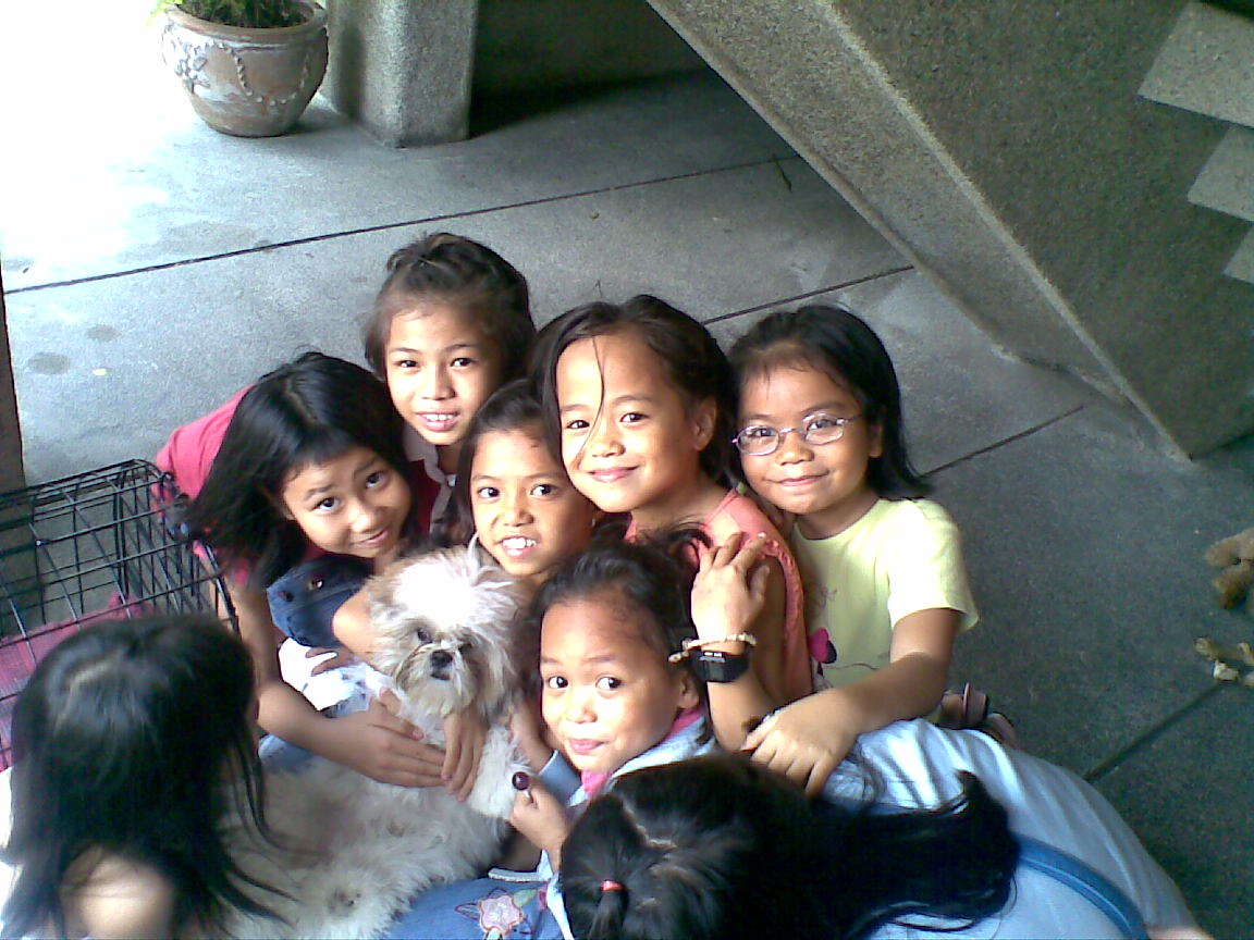 [kids+playing+with+maggie+ü.jpg]