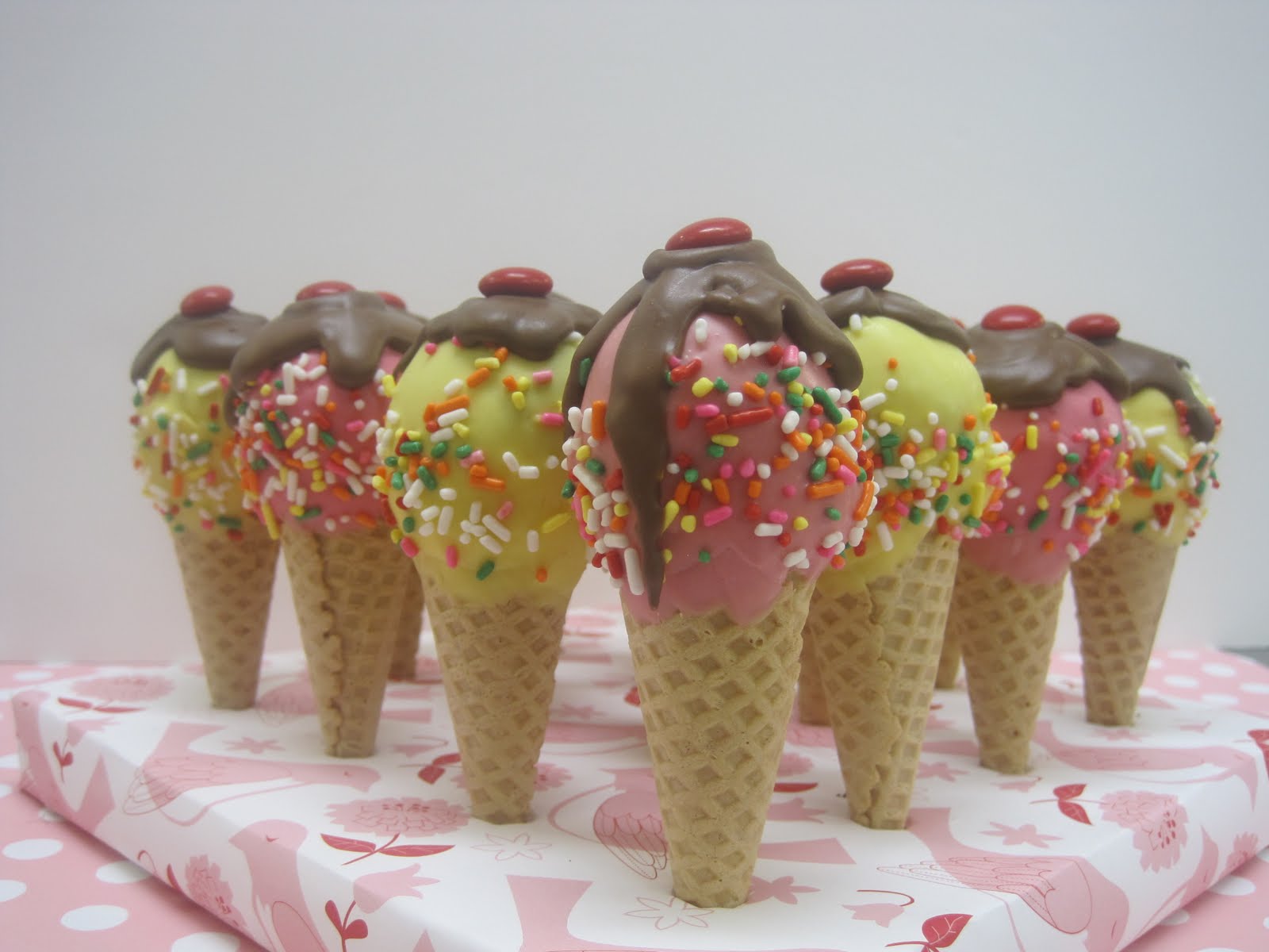 Ice+cream+cone+cake+pops