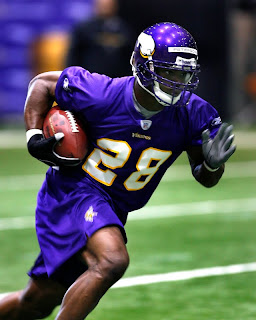 Running Back Adrian Peterson running in a offseason drill
