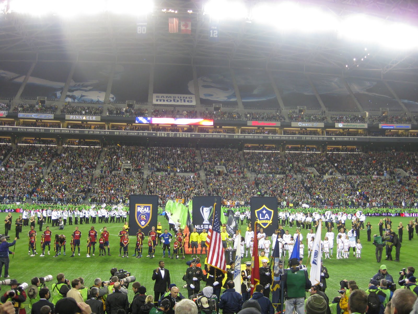 http://4.bp.blogspot.com/_EvNJQbbUrRM/Swx-fxQqSbI/AAAAAAAAAL0/aeWgNEwJp-o/s1600/MLS+Cup+017.jpg