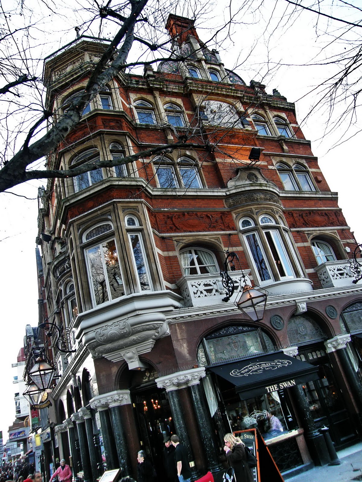 http://4.bp.blogspot.com/_F0vuiMDsa3k/TJSrAaZUGnI/AAAAAAAAAJw/gkp9cnztlyU/s1600/13+Hammersmith+Broadway,+Hammersmith,+London+3.jpg
