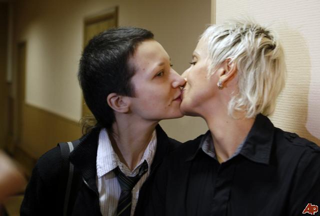 Секс игрушки оказались в русских лесбияночках благодаря их извращенной фантазии