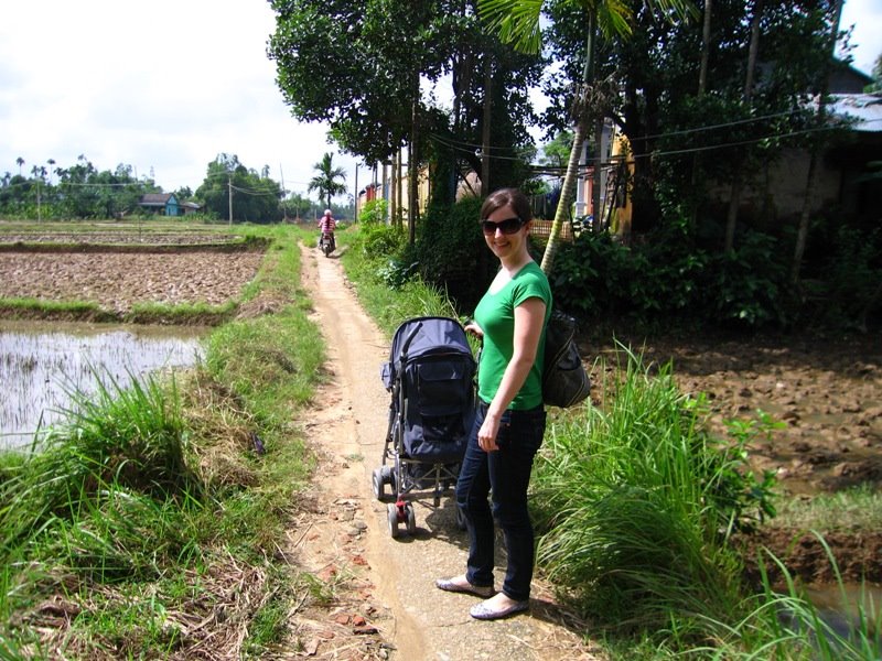 [Me+&+Z+in+the+rice+paddies.JPG]