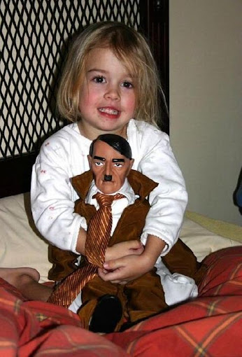 Niño con muñeco de Hitler