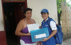 ENTREGA DE CARPETA A LA SRA. ROSALBA LOZANO, BARRIO BETANIA