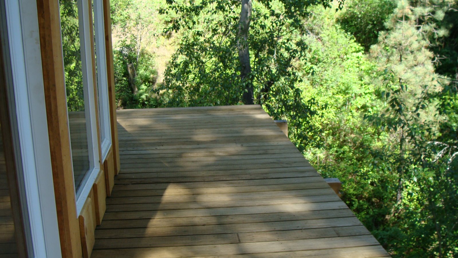 [upstairs+master+bed+deck.JPG]