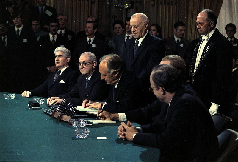 [Vietnam_peace_agreement_signing.jpg]