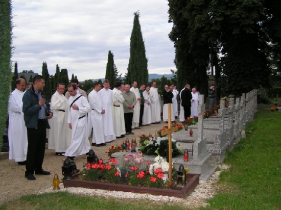 http://4.bp.blogspot.com/_FOIrYyQawGI/Swmr1JToGgI/AAAAAAAACdU/DXx_XZfQwn4/s1600/PrayerForDead.jpg