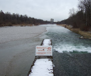 Isar fotografiert von der Marienklausenbrücke Isar fotografiert von der Marienklausenbrücke
