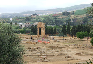 Bild 5 Blick vom Olympieion-Gelände zur Dioskurentempeleckenrekonstruktion Bild 5 Blick vom Olympieion-Gelände zur Dioskurentempeleckenrekonstruktion