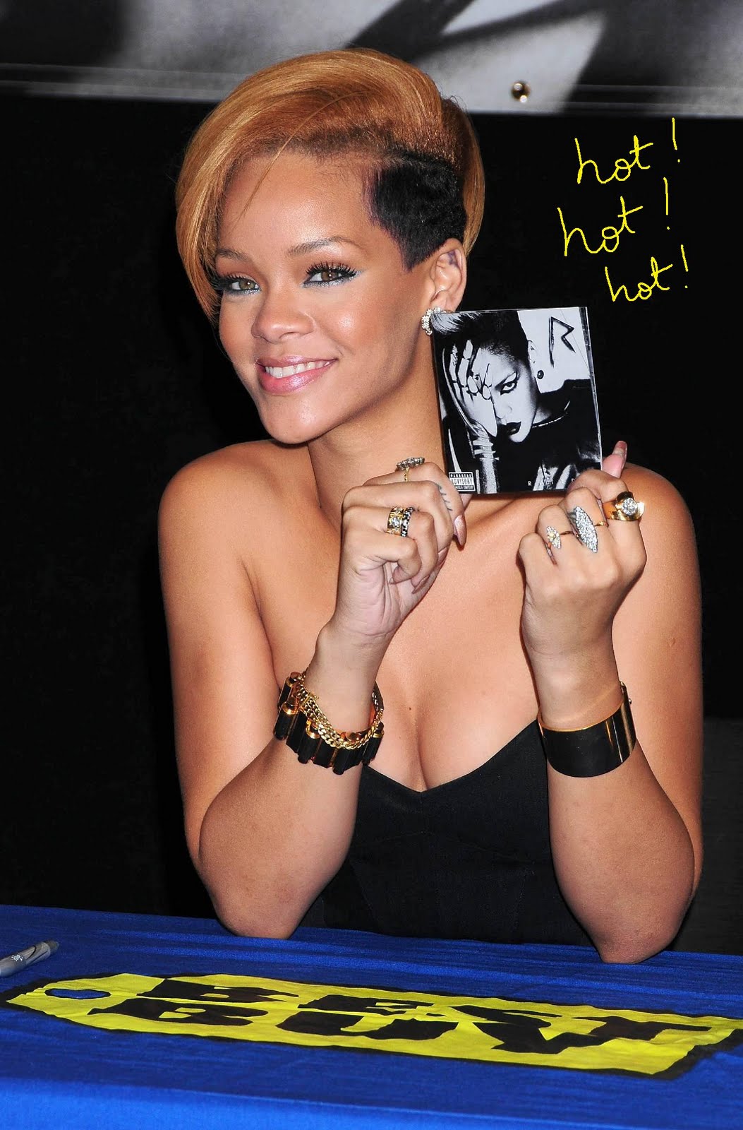 http://4.bp.blogspot.com/_FR_xhq-n1pQ/SwygHf8kjYI/AAAAAAAAAM4/c-n8HP5-1ZA/s1600/73452_Rihanna_signing_copies_of_her_highly_anticipated_rated_r_album-7_122_975lo.jpg