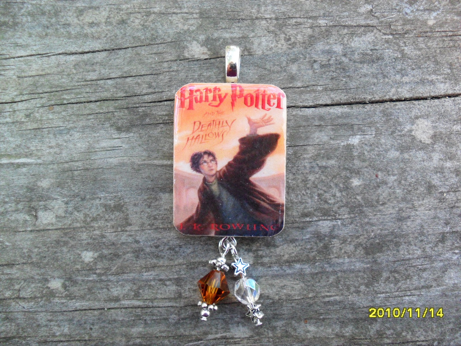 http://4.bp.blogspot.com/_FSejWffKpkM/TOCi8wrnrFI/AAAAAAAAAH4/9Ex4eStNIIY/s1600/HP+Deathly+Hallows+Large+Pendant.JPG