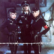 Dyanne Thorne et les gardes des nazis dans l une des scenes du film ILSA la louve des ss