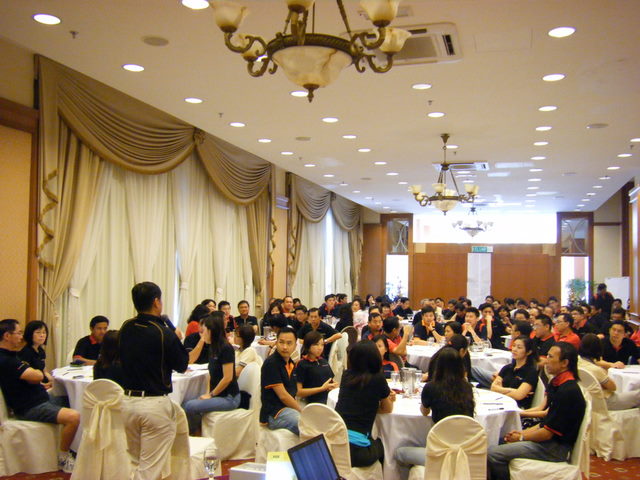[CEO+Speaking+to+the+managers.JPG]