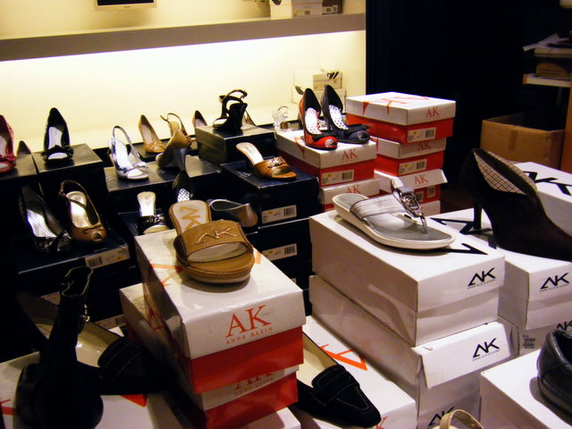 [Inside+Nine+West+Bazaar+Sales.JPG]