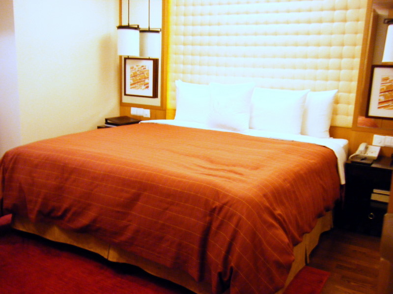 [Sheraton+Shanghai+Bedroom.JPG]