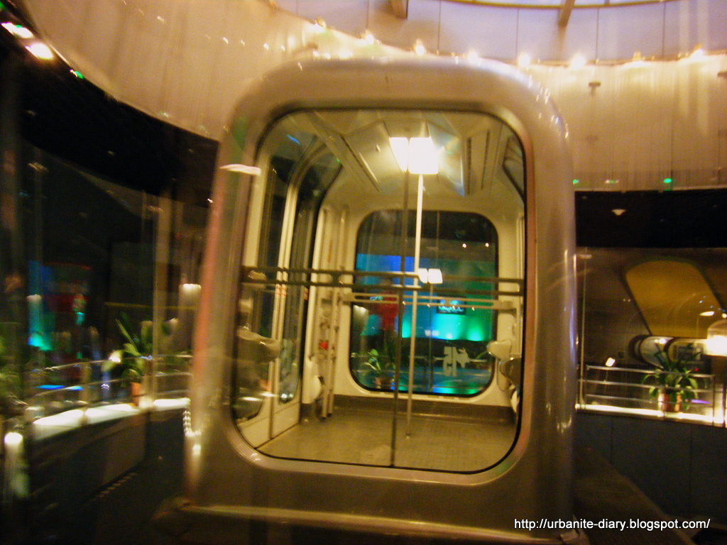 [Bund+Sightseeing+Tunnel+1.JPG]