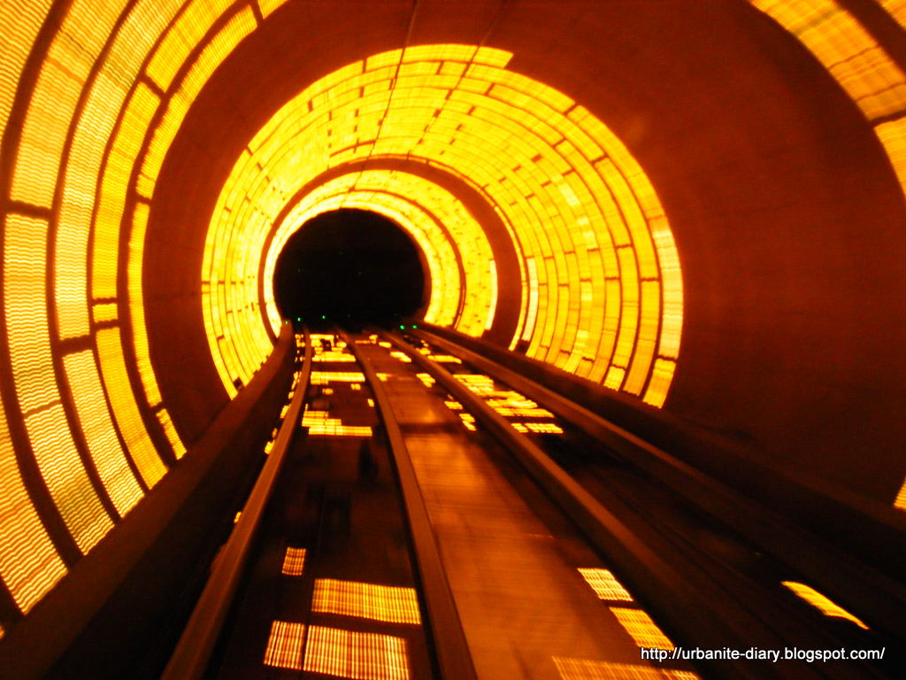 [Bund+Sightseeing+Tunnel+2.JPG]