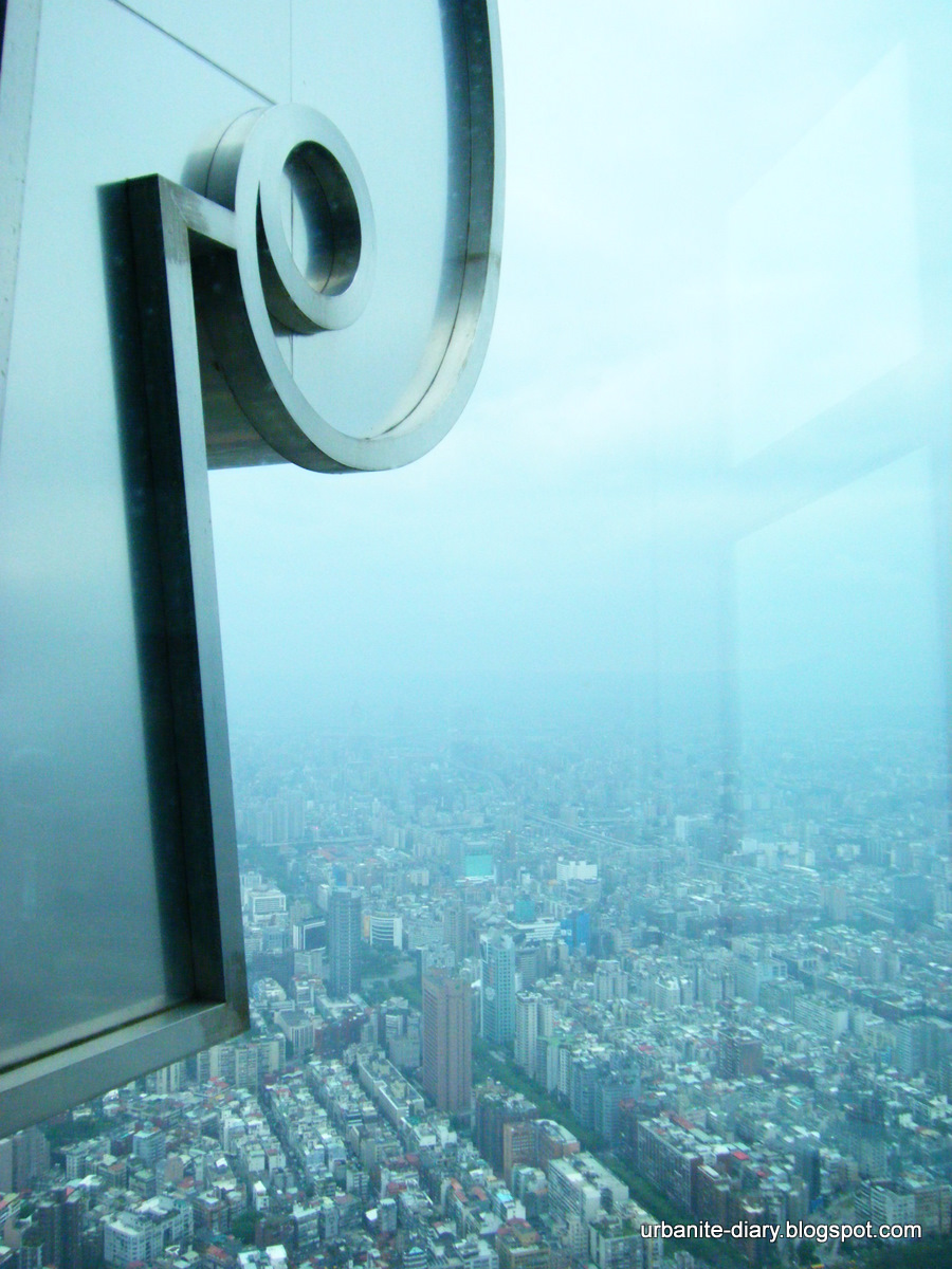 [View+from+Taipei+101++b.JPG]