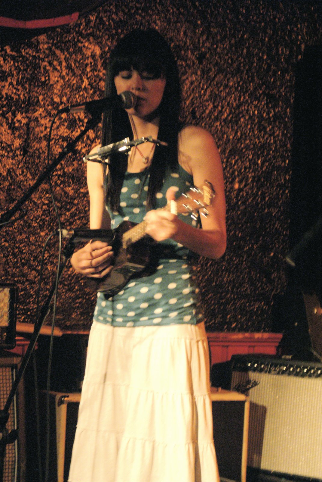 [priscilla+ukulele.JPG]